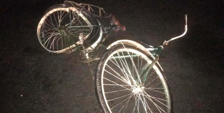 На Рівненщині п’яний водій «BMW» насмерть збив велосипедиста і втік з місця аварії